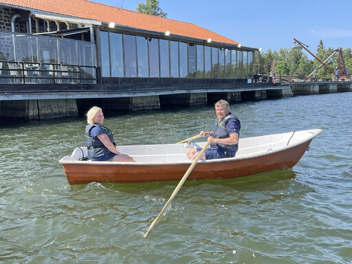 Wohnmobil-Gäste können sich Ruderboote an der Axmar Brygga ausleihen.