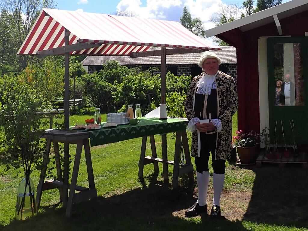 Ingen mindre än Emanuel Swedenborg himself öppnade Axmar Bruksbods nya gårdsbutik