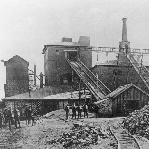 Arbetare utanför hyttan Axmar bruk år 1900
