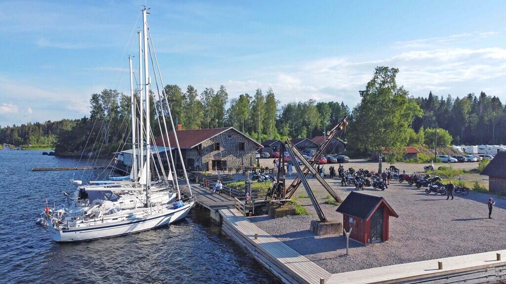 Både båtar och motorcyklar trivs i Axmar bruk och hamnen.