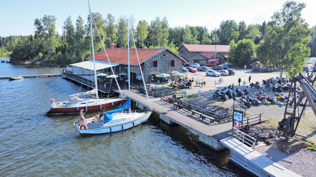 Både båtar och motorcyklar trivs i Axmar bruk och hamnen.