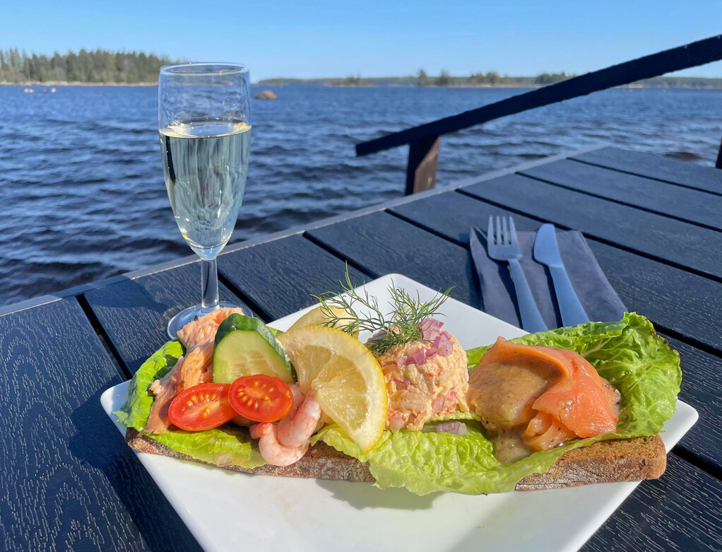 Sveriges godaste sommarsmörgås serveras på Axmar Brygga.